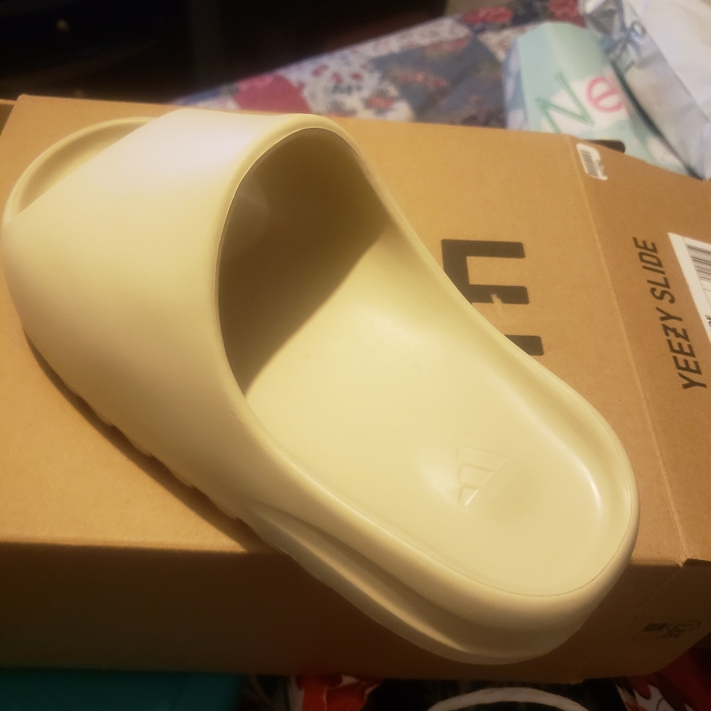 Yeezy Slide Size 7 (men)